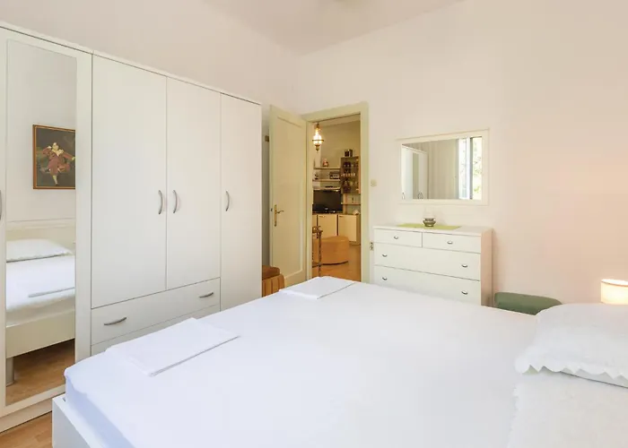 Lxxxi * Μακάρσκα