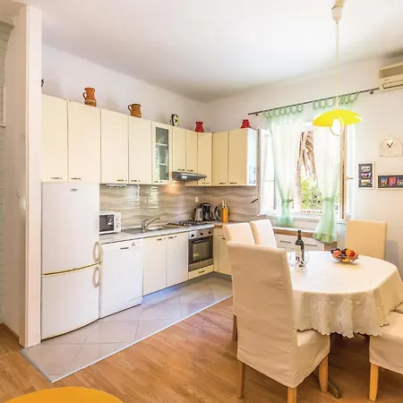 Lxxxi Apartman Makarska
