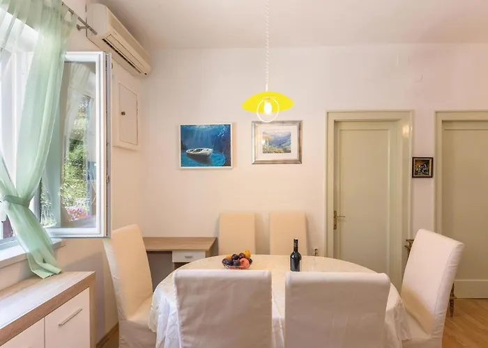 Lxxxi Apartment Makarska