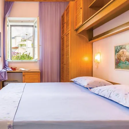 Lxxxi Apartment Makarska